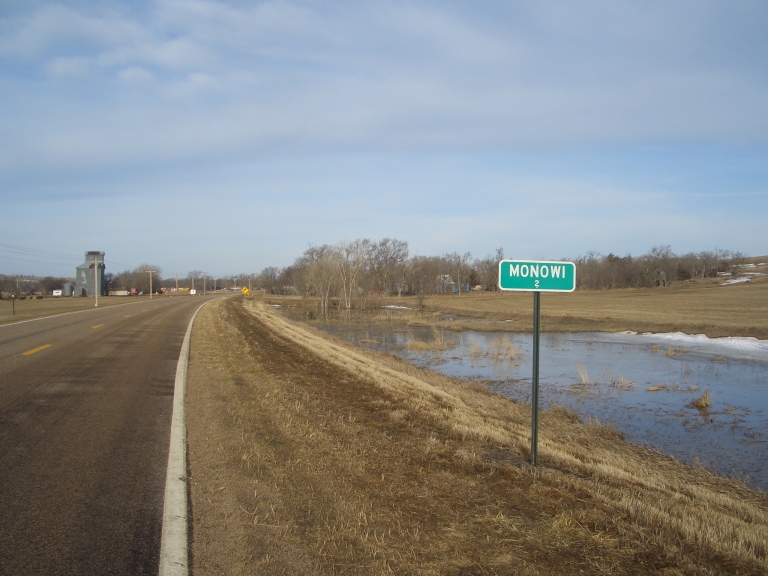 Population_sign,_Monowi,_Nebraska,_USA